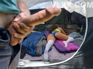 "Tôi là nhà thám hiểm" là một gái gọi hạng nhất. Cô ta trả tiền mặt và rút một cái "của quý" lớn vào sâu trong cổ họng. Cô ấy dang rộng chân và đụ mạnh bạo. Cái mông to của cô ấy đè lên bộ ngực của cô ấy và rung chuyển...